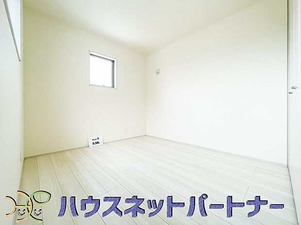 広過ぎず、快適すぎない子ども部屋。勉強と寝るだけの部屋にすることで閉じこもりがなくなり、リビングで過ごす時間が増えると言われています。