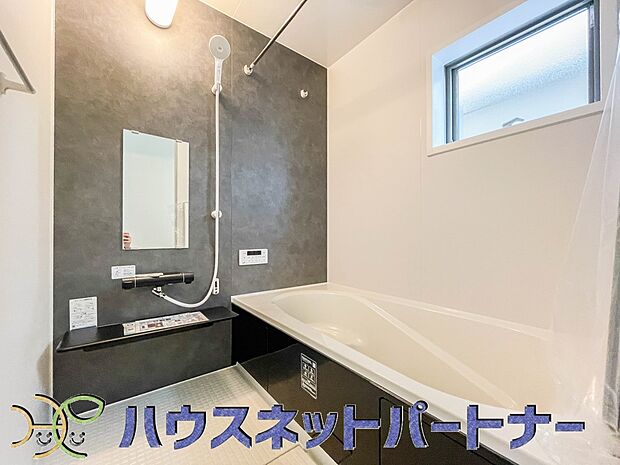 窓がある浴室は心地よいバスタイムを演出してくれます。たまには本を読みながら半身浴もいいですね。