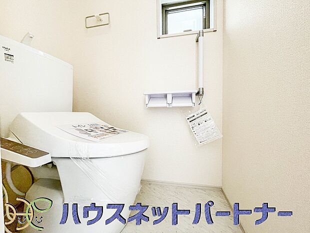 小窓を設置する事により明るく、通気性の良いトイレとなっております。中はゆとりのある大きさを確保しておりますので、ゆったりとお使い頂けます。 