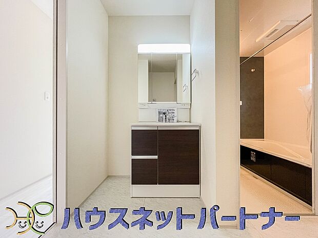 大きく見やすい三面鏡で清潔感ある洗面台は、身だしなみチェックや肌のお手入れに最適です。何かと物が増える場所だからこそ、スッキリと見映えの良い空間に拵えました。