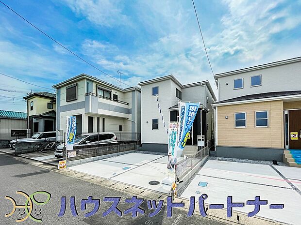 堂々たる趣ながら、主張し過ぎずどこか余裕を感じさせるシャープなフォルムで佇む邸宅は、晴天の空と照らし合わせる事で、本来あるべき完成形の姿を見せてくれます。