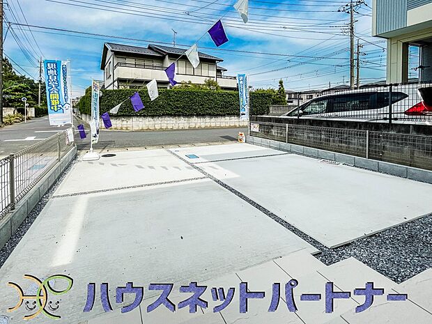 カースペース。並列2台可道路に面したカースペースが2台分あるので、縦列2台のカースペースの様に面倒な車の入替えは必要ありません。ストレスフリーなカーライフを満喫できます。