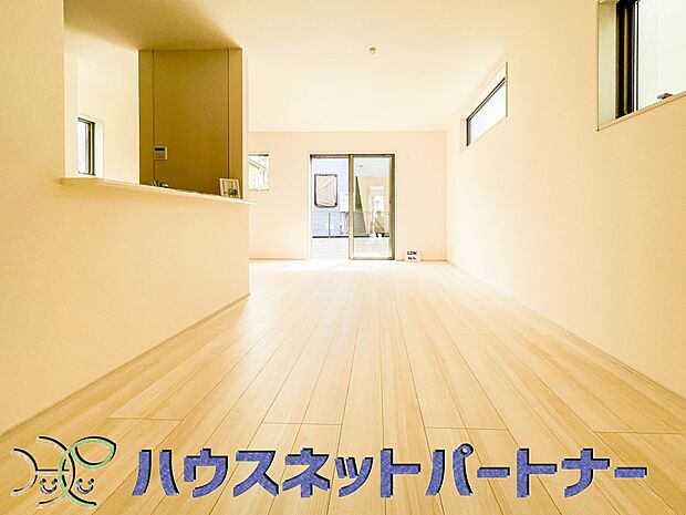 明るく開放的なダイニング。家族とのコミュニケーションが取りやすく、みんなの笑顔が溢れます