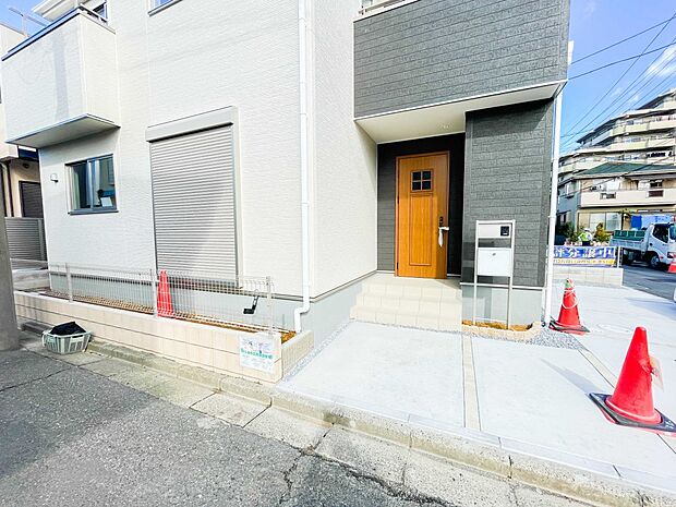 上質感漂う玄関へのアプローチ。居住者の帰り、訪れる方を優しく迎える・安らぎに満ちた生活空間を予感させる。健やかな暮らしを楽しめそう。