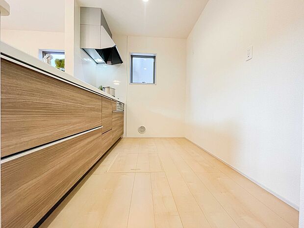 カウンターキッチンは広くて収納力もあるので、快適に料理をすることができます。食器や炊事用具を手の届くところに配置しやすいため調理もスピーディーです。