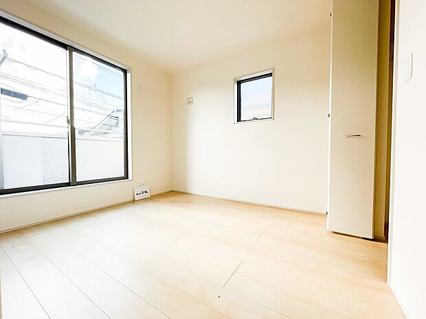 ベッドを置いて主寝室をイメージ。それでも広々してますね。