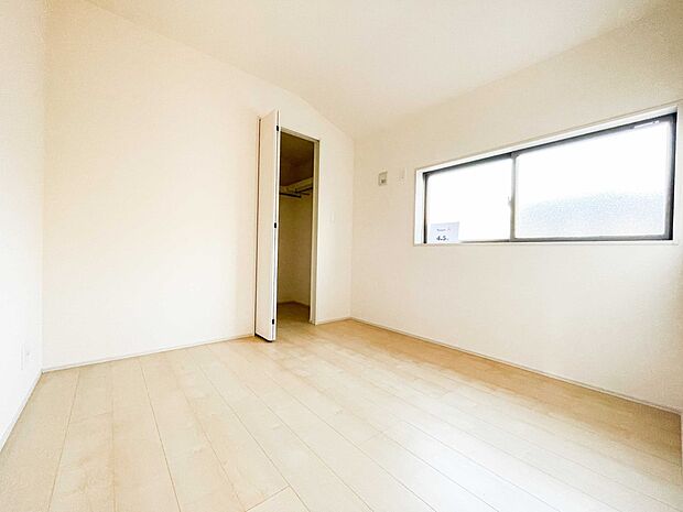 明るい窓のあるお部屋は子供部屋にぴったり。可愛い家具で素敵なお部屋に。