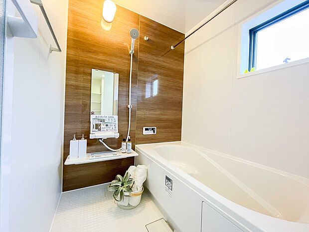 心地よいバスタイムを演出する浴室はゆとりあるサイズを採用。保温機能付き、汚れをはじく有機ガラス系の新素材を採用した浴室。美しく機能的な設備を採用。