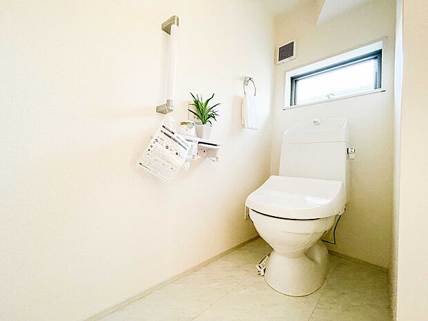 小窓を設置する事により明るく、通気性の良いトイレとなっております。中はゆとりのある大きさを確保しておりますので、ゆったりとお使い頂けます。 