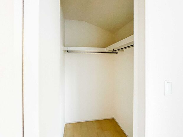 ウォークインクローゼットのメリットは、衣類の他、バッグやアクセサリーなど、身につけるものを一部屋に集めて管理できること。必要なときに見つけやすいです。