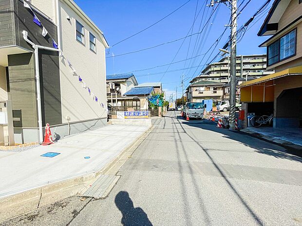 前面道路でお車を駐車するのも楽々。