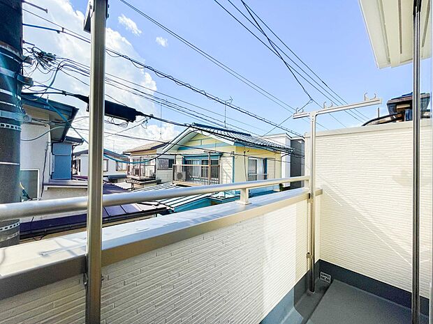 青い空が近くに感じるバルコニーは、爽やかな風をお部屋へ運んでくれます。