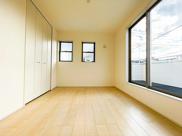 2面窓のある風通しの良いお部屋は心も体も元気にしてくれます。自分だけのお部屋作りを楽しんでみては。