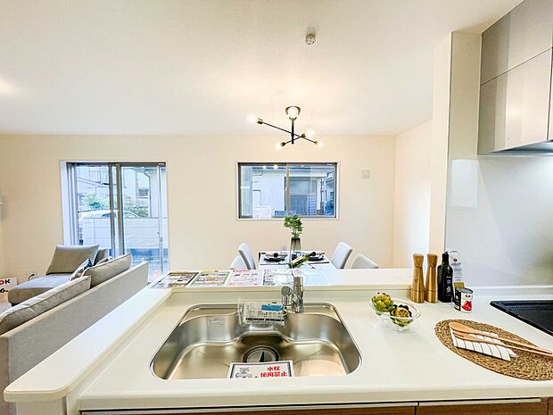 カウンターキッチンなら、リビングで遊ぶ子供の様子を見ながら料理ができるので安心です。料理を運んでもらったり、子供にお手伝いしてもらいやすいのもいいですね♪