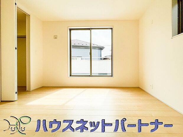 独立性を高めたお部屋。たっぷりの収納も配備しており、片付いた空間を現実出来そう。陽光も降り注ぐ明るく開放的な空間が魅力的。