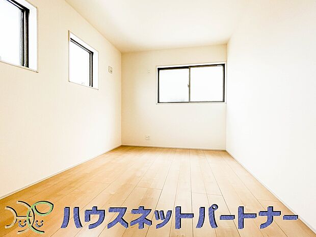 明るい窓のあるお部屋は子供部屋にぴったり。可愛い家具で素敵なお部屋に。