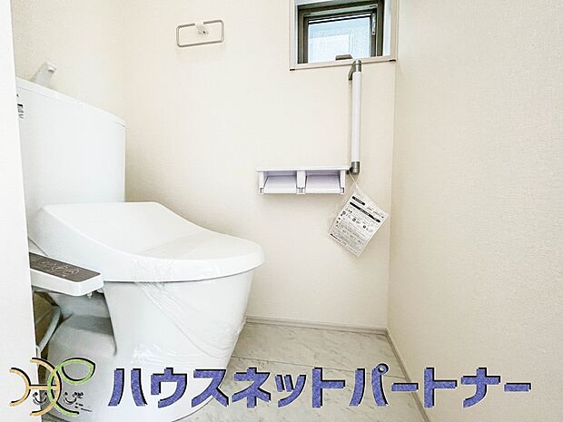 明るい窓から光が差し込むトイレはシャワー付き。癒しの空間になります。