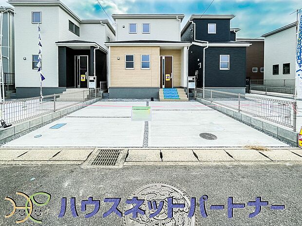 前面、公道6ｍにつき、お車を駐車するのも楽々。広い道路なのでお子様の通学も安心ですね。