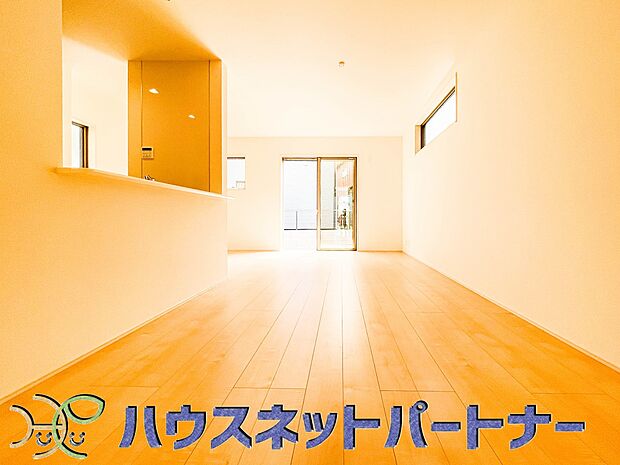 雑誌の一コマのようなダイニングキッチン。収納も豊富で機能的です。