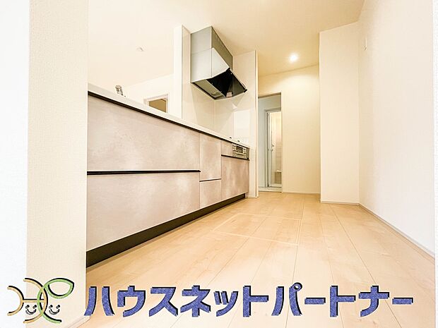 三口コンロで料理の幅を拡げてくれる使いやすいシステムキッチンを採用。洗い場も大きいので野菜や食器を洗ったりする際にも捗り、奥様の強い味方となってくれるはずです。