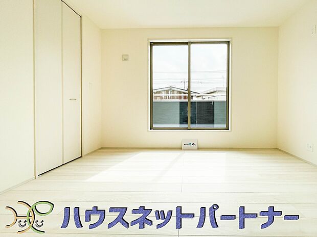 バルコニーに直接出入りできるお部屋です。ちょっと外の空気を吸いたい時や、ベランダでミニガーデニングなども楽しめそうです。