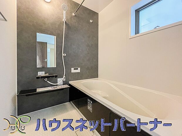 冬場にはヒヤッとしないように暖房機能、梅雨の時期には乾燥等、機能的で清潔感溢れる浴室。快適・清潔な空間で心も体もオフになる時間を楽しむことが可能です。