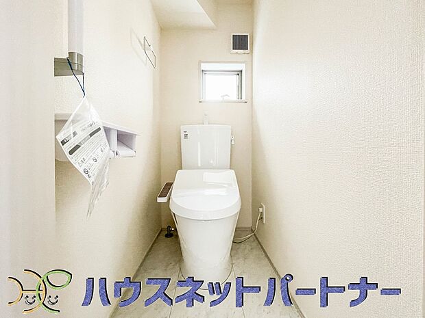 シャワー付きトイレは2ヶ所。安全性を考慮して手すりを付けています。