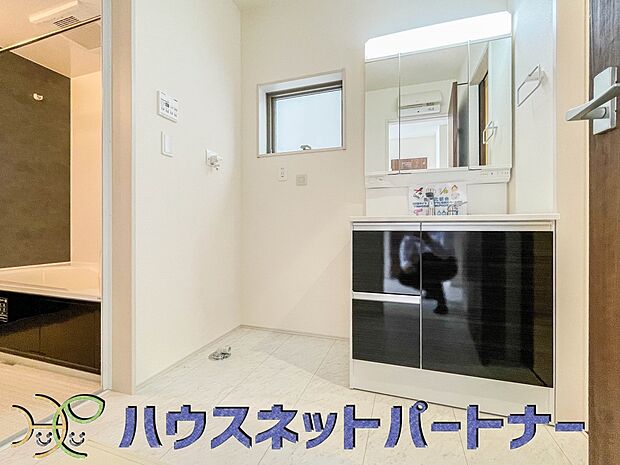 洗顔や手洗いはもちろん、シャンプーも行える多機能洗面台です。広い洗面台を使えば手洗い洗濯などにも利用できます。　