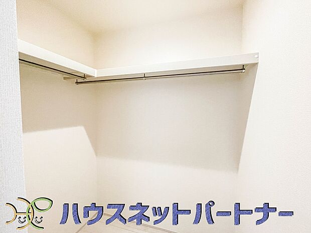 たくさんの洋服をかけてもシワになりにくいウォークインクローゼット。洋服以外にも、普段使わない家電やスーツケース、ストック品など何でも片付く嬉しい空間です。