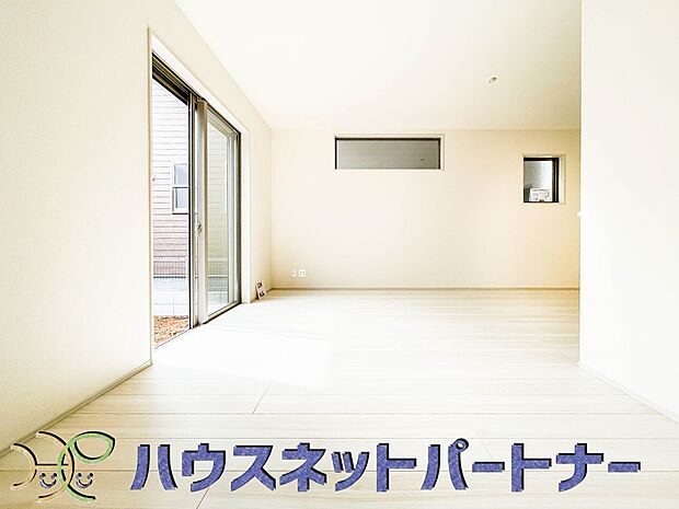 リビングは、食事スペースと寛げる場所設けてもまだ余裕の広さ。明るい光が照らしてくれます。