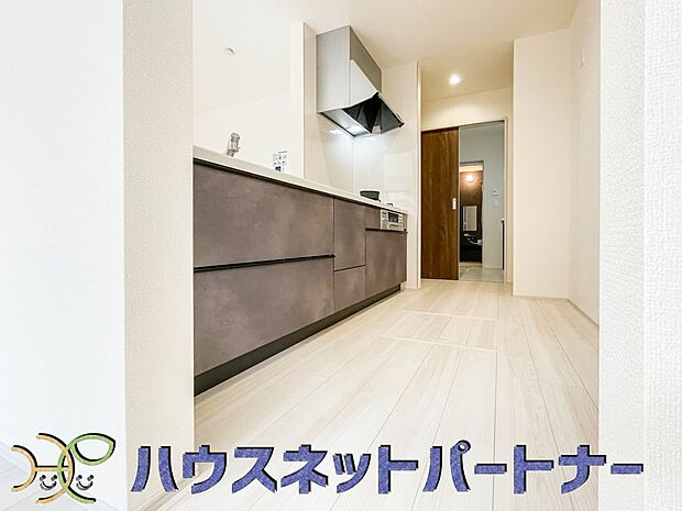 キッチン吊戸棚を無くす事によって、コミュニケーションを重視した設計に致しました。区画によって変わる一体感を、実際にご覧になって頂けましたらと思います。 