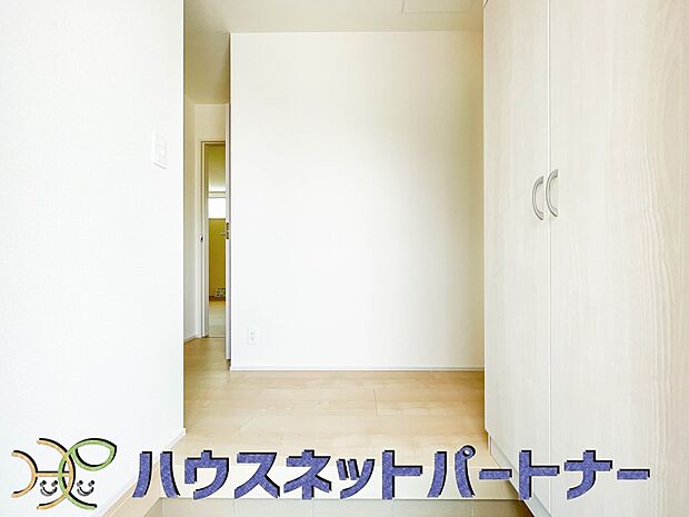 玄関扉を開くとゆったりとした空間。この感動を現地で是非体感してみて下さい。