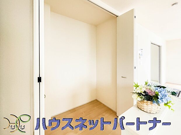 常温保存できるパン、お米、調味料、缶詰など、日常的に使うものや未開封の食品の収納にぴったり。棚にものを並べて収納すれば、何が足りないのかひと目で確認できます。