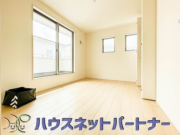 2面窓のお部屋は明るい日差しが2方向から差し込み、四季折々の風を感じられます。