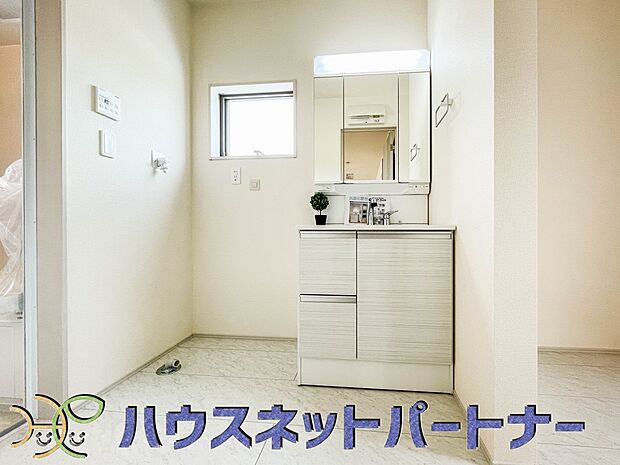 落ち着いた空間を演出するカラーと、ゆったり落ち着いてお使い頂ける広さが魅力の洗面所。居室からも独立しており、プライベート空間を保ちます。