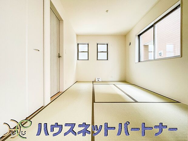 リビングの続き間としても利用できる6帖の和室。畳の香りに包まれながら普段は子供の遊び場やご両親様のお部屋として、急な来客の場合は襖を締め切り客間としても利用可能。