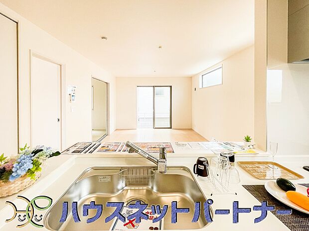 明るく開放的なダイニング。家族とのコミュニケーションが取りやすく、みんなの笑顔が溢れます