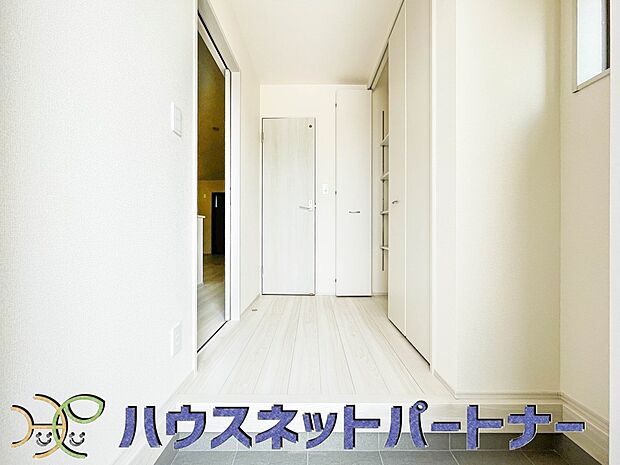 玄関扉を開くとゆったりとした空間。この感動を現地で是非体感してみて下さい。