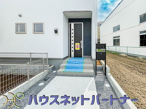 広々な玄関は、ご家族やお友達を迎え入れてくれるスタイリッシュな造りです。