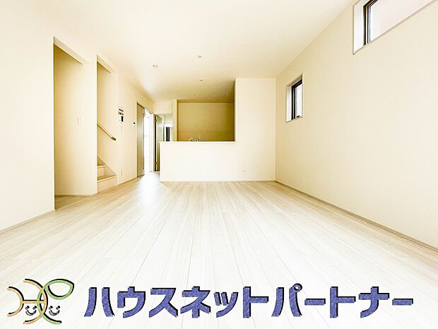 明るい日差し入るリビングは、お友達を招きパーティーが楽しめる広さですよ。