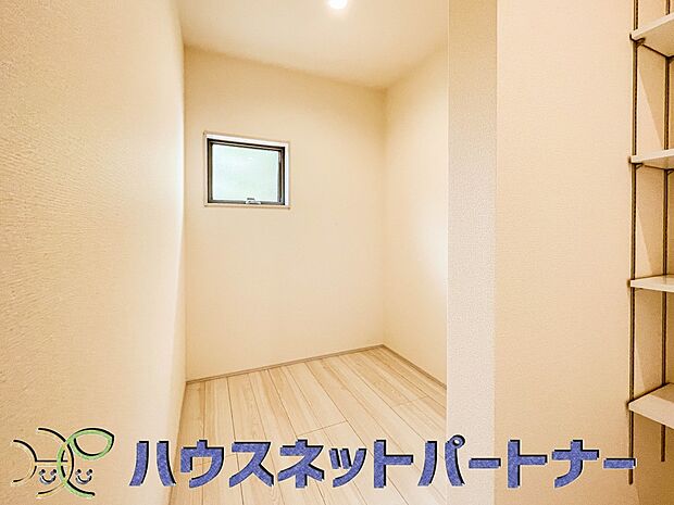 パントリー（食料庫）常温保存できるパン、お米、調味料、缶詰など、日常的に使うものや未開封の食品の収納にぴったり。棚にものを並べて収納すれば、何が足りないのかひと目で確認できます。