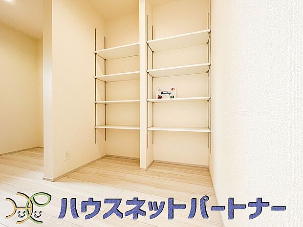 パントリーのあるゆったりキッチンは、お料理上手な奥様にぴったり。