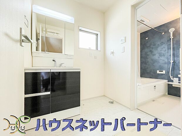 ミラーを手前に引けば、楽な姿勢で髭剃りやメイクができます。合わせ鏡にすればヘアスタイルのチェックもラクラク。洗面化粧台のミラー裏にはたっぷり入る収納スペースを設けています。