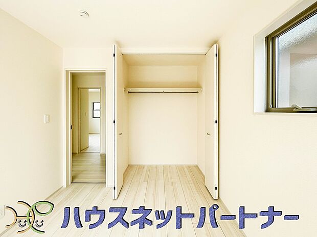 多くの人がお困りの住まいの収納。壁面クローゼットがあればタンスを置く必要がなく、出っ張りのないスッキリ空間を維持できます。限られたスペースを有効に活用できそう。