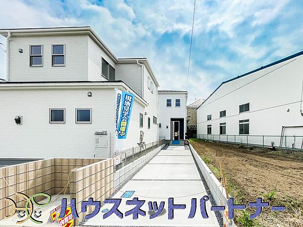 カースペース2台可。新築戸建てを購入する際、庭付きや駐車場2台付きは大変魅力的に映ります。駐車スペースが2台分あれば、夫婦それぞれ車をもっている場合や、親戚や友人などが車で来る際も安心です。