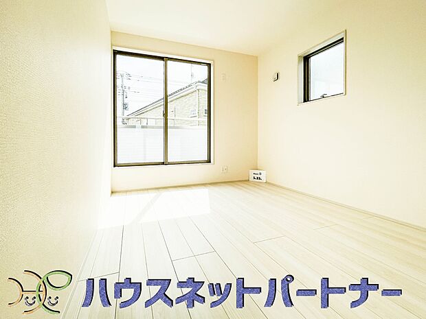 陽光が降り注ぐ明るく開放的な空間が魅力的。