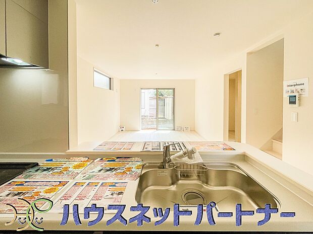 お料理できたらカウンターから手渡しができます。家族で会話をしながらお料理を楽しく。