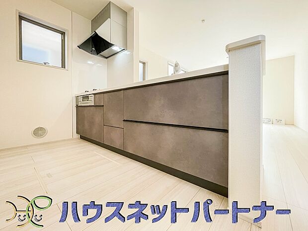 キッチン吊戸棚を無くす事によって、コミュニケーションを重視した設計に致しました。区画によって変わる一体感を、実際にご覧になって頂けましたらと思います。 