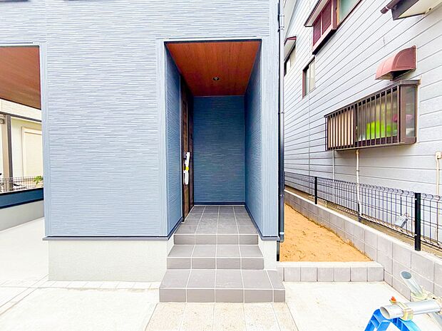 玄関はおうちの顔と言われます。玄関アプローチは、外観デザインの印象を左右します。ご家族の個性を出しながら、素敵な玄関でお客様をお迎えしてください。