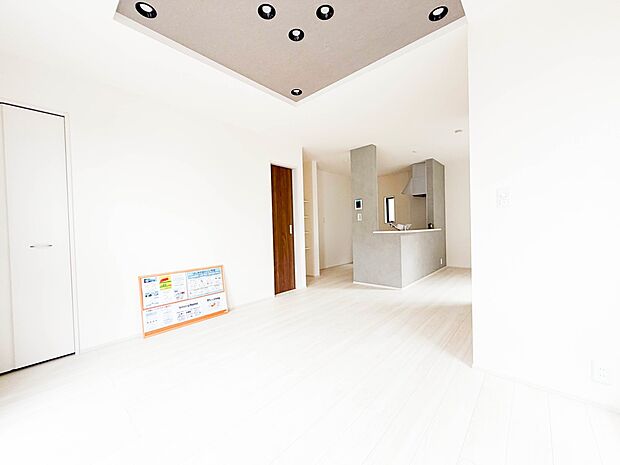 うららかな陽射しがどのお部屋にも降り注ぎますように、快適さを追求した間取設計。得難い立地環境での生活を恵みの豊かな永住の地へと変えてくれます。